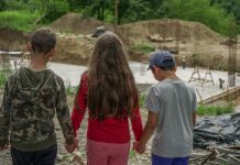 Părinţi iresponsabili. Patru fraţi din Victoria au ajuns în grija statului