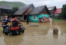 VIDEO. Ploile au făcut ravagii în localităţi din judeţul Braşov. De la un trăznet, acoperişul unei case din Ohaba a fost cuprins de flăcări
