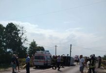 Accident rutier pe DN 1, între Beclean şi Dridif. Un microbuz s-a răsturnat pe şosea