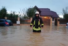 Foto şi VIDEO. Inundaţii la Stupini, Râşnov, Feldioara, Zărneşti, Moeciu şi Săcele. Noapte de foc pentru pompieri