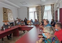 Foto şi Video. ,,Bătaie de joc!”. Protest la Voila pentru accesul peste podul de la Olt. Deşi firma nu lucrează, oamenii sunt obligaţi să folosească o rută ocolitoare impracticabilă