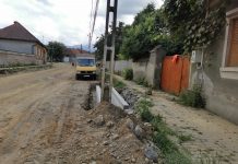 Foto. Sătenii din Lisa revoltaţi pe cei care reabilitează drumul ce traversează satul. Stâlpii de curent, în podeţe şi rigole