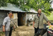 Foto şi VIDEO. Stâna de la Rucăr, atracţie pentru turişti. Doar 25 lei pentru un kg de caş sau telemea