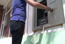 O pensionară din Făgăraş a rămas fără 900 lei. Două persoane i-au luat banii din fanta ATM-ului