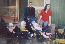 Galerie foto. Majorat în casa preotului Laurenţiu Urian. 18 ani de la ,,Minunea din Părău”, naşterea tripleţilor Rebeca, Iustina şi David