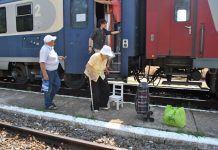 Scăriţa şi taburetul, accesorii în Gara Făgăraş. Steaguri zdrenţuite flutură pe frontispiciul gării