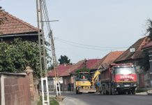 Foto. ,,Dorel” şi la ,,drumul de sub munte”. Stâlpi de curent, în rigole, la Lisa. Sătenii nu mai pot intra în curţi la Şercăiţa