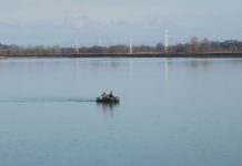 Braconierii nu se lasă. Plasă de pescuit descoperită pe Olt, în zona barajului de la Olteţ