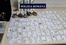 Reţea de contrabandişti destructurată de poliţişti. 4 persoane reţinute pentru contrabandă cu bijuterii şi spălare de bani