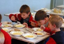 Masă caldă pentru copiii de la Lisa, Părău şi Ticuş. Programul Guvernului prevede 10 lei/elev/zi