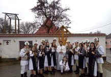 Foto şi Video. Ceata de feciori din Şinca Veche a reînviat tradiţia de Crăciun. Colinde, joc în vatra satului şi o paradă a costumelor populare specifice satului