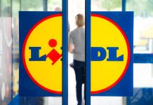 Înghesuială la inaugurarea magazinul Lidl din Făgăraş. Localnicii sunt tentaţi de oferte