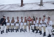 Ceata de feciori din Copăcel a pornit colinda. 11 feciori colindă fiecare casă