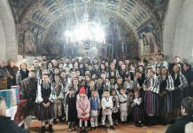 Crăciun la Rucăr. Explozie de culoare şi strălucire la Biserica din sat, de Naşterea Mântuitorului