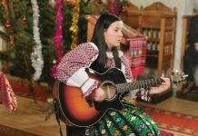 Video şi foto. Colinde cu Rebeca Grapă, fetiţa cu chitara şi voce de aur