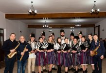 Foto şi VIDEO. Pandemia n-a învins tradiţiile. Ceata de feciori de la Rucăr a ,,bătut tufa”, obicei folosit la încheierea sărbătorilor de iarnă