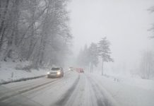 ANM: Cod portocaliu de vânt şi ninsori până mâine dimineaţă