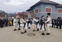 Foto şi Video. Jocul cetaşilor de Bobotează, la Rucăr, un vechi obicei păstrat peste vremi