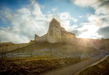 Cetatea Rupea stinge lumina, pe timp de noapte, din cauza creșterii facturii de curent. Facturi dublate și chiar triplate sunt și la Castelul Bran