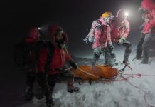 Foto. Doi turişti suprinşi de avalanşă în Munţii Făgăraşului, în zona Vf. Negoiu. Tinerii au fost salvaţi de salvamontişti