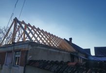 Foto. Pompierii făgărăşeni, samariteni pentru familia Stoian din Mândra. ,,Primăria şi CL au alocat lemnul pentru construcţie, iar sătenii, bani” a spus primarul Şerban Taflan