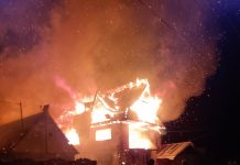 Foto. Incendiu la o casă din Perşani. Flăcările s-au extins şi la casa vecină