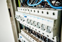 Şi-a racordat clădirea ilegal la reţeaua electrică. Tânărul din Ucea are dosar penal