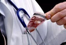 Un medic de la Spitalul Militar Brașov a fost achitat după ce 42 de pacienți l-au acuzat că le-a cerut și i-au dat mită