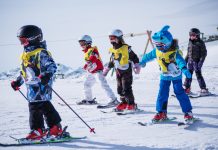 Anul școlar viitor ar putea avea 3 trimestre și 5 vacanțe