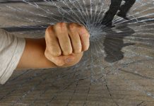 Un bărbat din Beclean și-a bătut soția în stradă, la Făgăraș