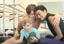 Balerinii Ecaterina și Viktor Tomashek de la Opera din Odessa au fost angajați la Teatrul de Balet Sibiu. Ei au fost găzduiți la Săvăstreni de fundația Regen