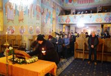 Foto. Pelerinaj la Victoria. Localnicii s-au închinat la Icoana adusă din Muntele Athos la Biserica Sf. Împărați Constantin și Elena