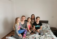 Video. Prima familie de refugiați, o mamă cu 4 copii, a fost cazată la Sebeș . Primarul Daniel Dâmboiu: ,,Le asigurăm tot ce au nevoie“ monitorfg