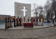 Foto și VIDEO. 9 Martie la Monumentul Rezistenței Anticomuniste din Făgăraș: parastas, lacrimi și coroane de flori