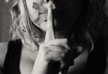 Camera Deputaților reincriminează delictul de opinie, pentru a proteja partidele politice de critici