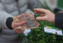 Guvernul ia în calcul vouchere de 50 de euro pentru cetățenii cu venituri mici / 30 de euro pentru elevii din familii sărace