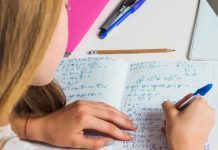 Un cetățean englez susține pregătirea a 15 elevi din Victoria pentru Evaluarea Națională