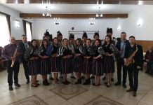 Foto și VIDEO. Joc la căminul cultural din Rucăr. De Paști, Ceata de feciori a înveselit satul monitorfg