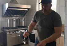 Foto și VIDEO: ,,Balul fiilor satului“ la Veneția de Sus. Nicolae Pasere a pregătit meniul susținut de colegii lui din comisia de fond funciar organizată în sat