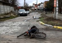 Atrocitățile comise de ruși în Bucha: zeci de oameni uciși în plină stradă, gropi comune