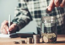 Doi din cinci români rămân fără bani la sfârșitul lunii. Ceilalți, economisesc din ce în ce mai puțin (sondaj)