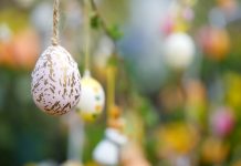 Studiu: Românii alocă, în medie, 533 de lei pentru masa de Paște/ Bugetul mediu pentru cadouri este de 424 lei/ Majoritatea vor petrece sărbătorile acasă