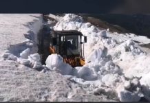 Se deszăpezește Transfăgărășanul. În zona cabanei Bâlea, stratul de zăpadă atinge și 5 metri