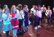 Foto. Spectacol la Casa de Cultură din Victoria: ,,Noapte românească de mai“