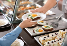 Elevii din învăţământul profesional şi dual vor primi o masă caldă, la cantină sau prin servicii de catering și cazare gratuită în internatele școlare