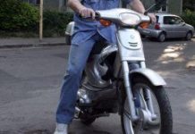 Dosar penal la 16 ani. Cu mopedul fără permis prin Șercaia