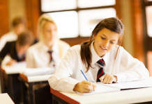 Elevii de clasele a XII-a și a XIII-a au început proba scrisă la Limba română de la BAC 2022. Numărul celor înscriși la Bacalaureat este cel mai mic din istoria postdecembristă a României