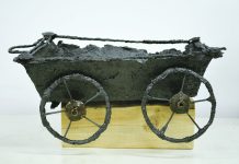 Carul geto-dacic din fier, descoperit pe șantierul autostrăzii Sibiu – Orăștie. Piesa are peste 2.000 de ani vechime. Masca romană de paradă de la Cincșor