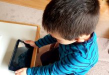 Modificări la Legea familiei: copiii cu părinți plecați în străinătate vor putea fi crescuți și de alte persoane, nu doar de rude