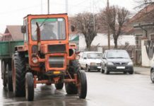 Cu alcoolemie 1,12 și fără permis de conducere, un bărbat conducea tractorul prin Cincu